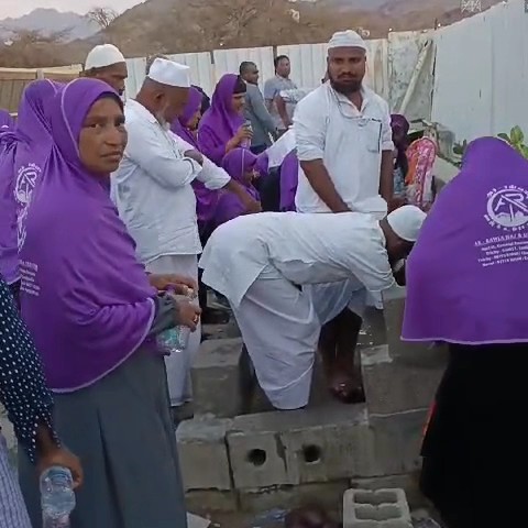 Pilgrims during a Ziyarath stop
