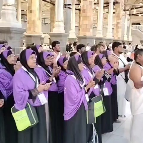 Ar Rawla group in prayer at the Haram
